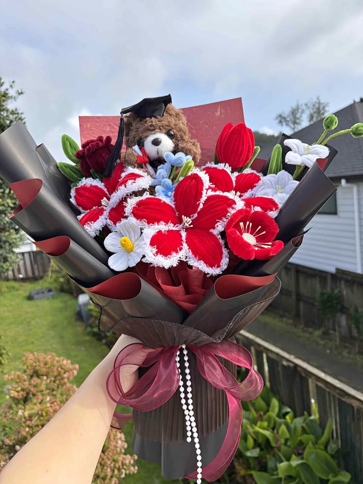 Large Red Graduation Teddy Flower Bouquet — photo 1