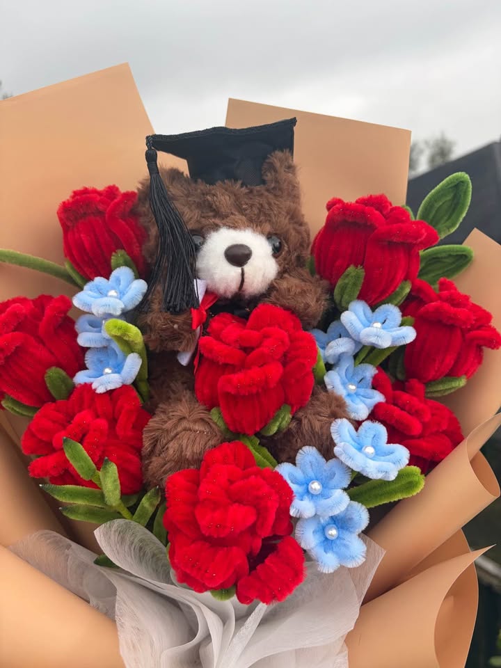Graduation Teddy Bear Rose Bouquet — photo 2